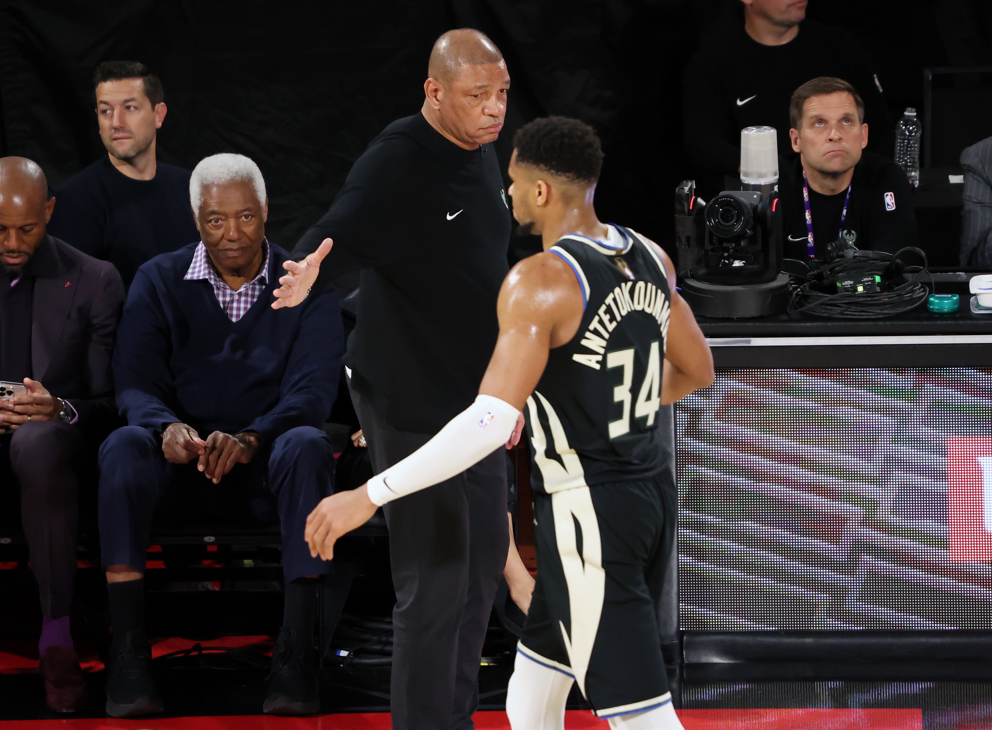 od体育网页版入口-关于雄鹿横扫活塞，字母哥称霸全场的信息